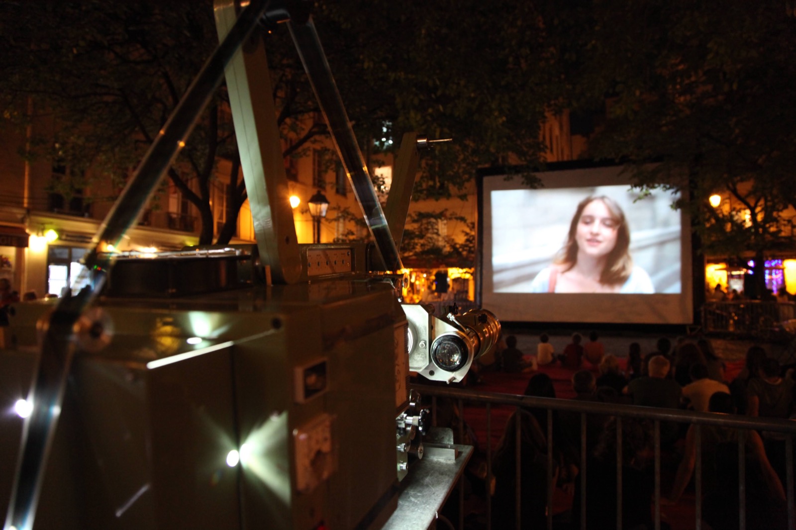 Open-Air-Filmvorführung auf einer aufblasbaren Leinwand „Hallucine“, Filmprojektor im Vordergrund