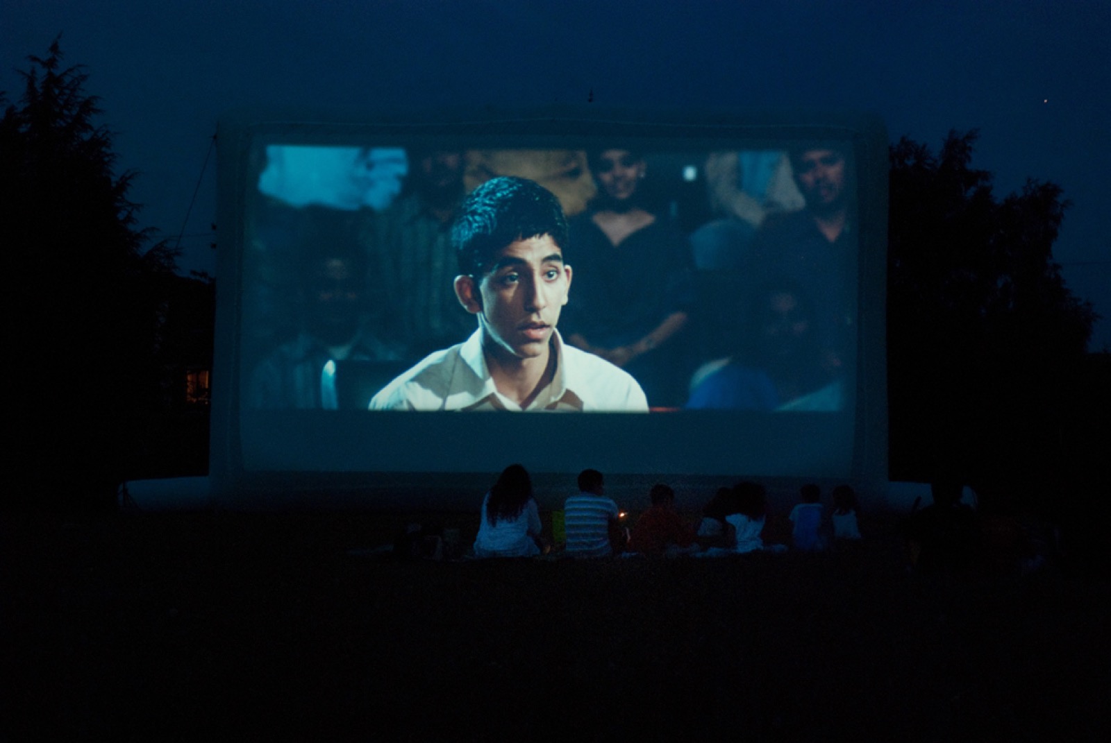 Open-Air-Kino auf einer aufblasbaren Großleinwand bei Hallucine